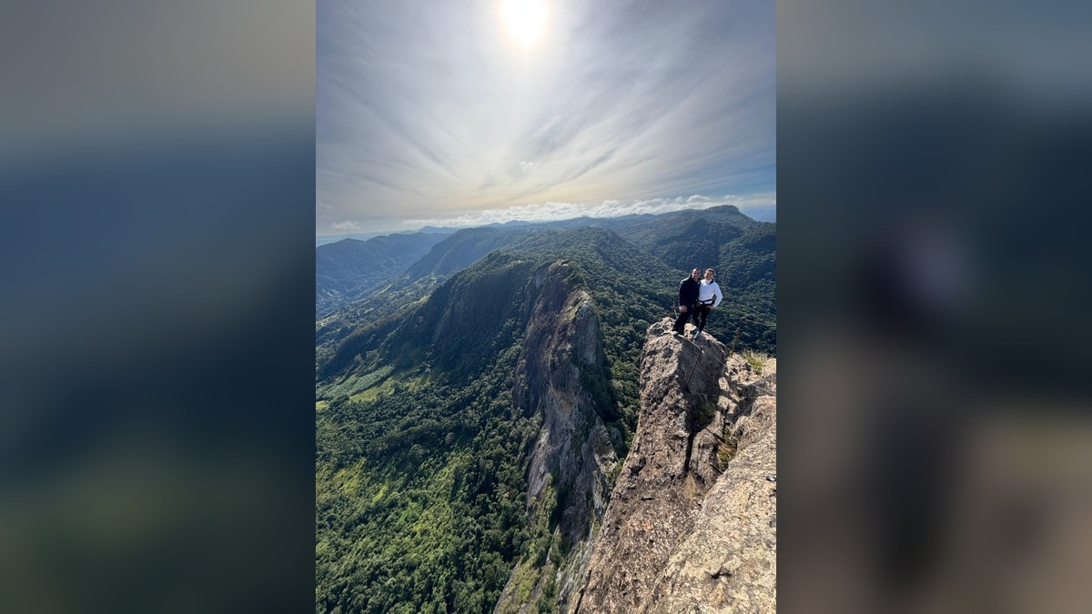 Crista vertiginosa do complexo da Pedra do Baú com raio de sol