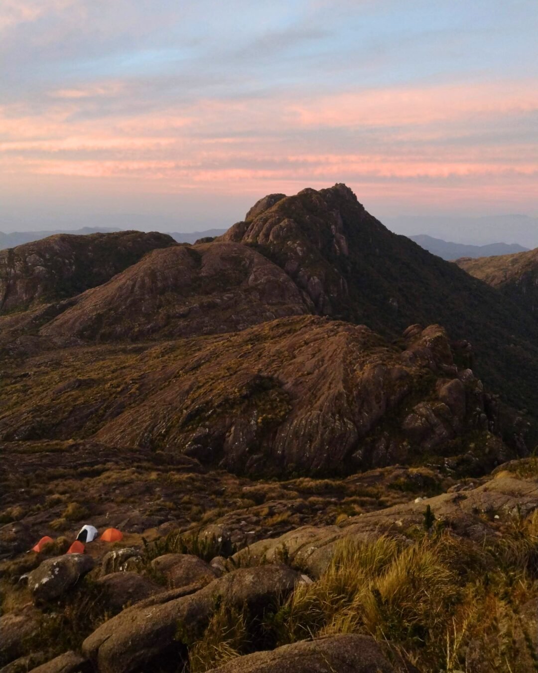 Visual a partir do cume do Pico dos Marins a 2.420 metros de altitude