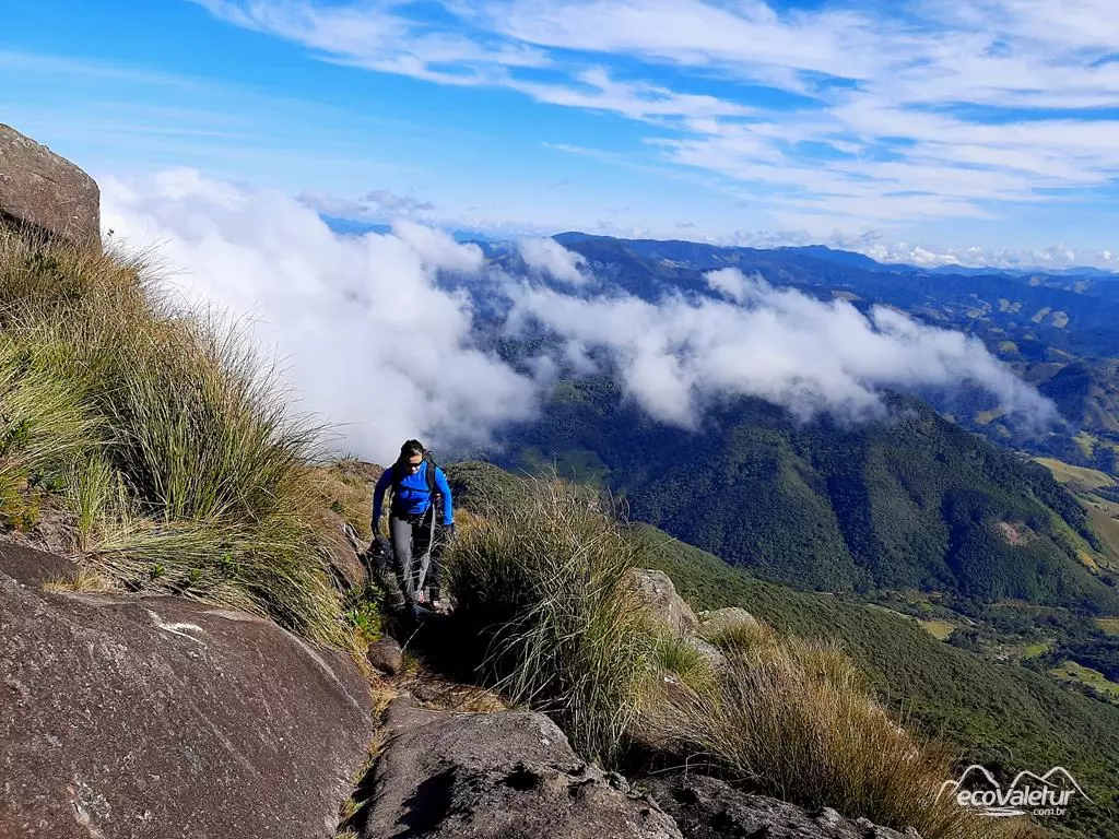 Trecho técnico de caminhada sobre as lajes de granito no Pico dos Marins